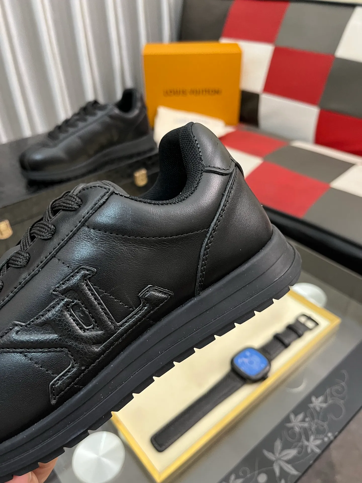 Men's shoes 💰700⌚️⌚️LV TARINE Louis Vuitton x Tyler joint model Donkey brand L family embossed couple style casual sneakers skate shoes original purchase and development This LV Trainer sneaker comes from the Louis Vuitton and Tyler collaboration series. The Monogram pattern and brand logo are transformed into nubuck calf leather embossing and side decoration respectively, witnessing the artist's creative interpretation of classic elements. The deep tones accentuate the complex upper, which requires hours of craftsmanship to complete. Exquisitely packaged at the delivery counter🛍📦 ▪️Fabrics: Original customized first-layer cowhide ▪️Inner lining: Original customized breathable mesh ▪️Outsole: Original open-molded two-color TPU combination outsole ▪️Sole thickness: 3CM ▪️Size: Women's 35-40 / Men's 38-46